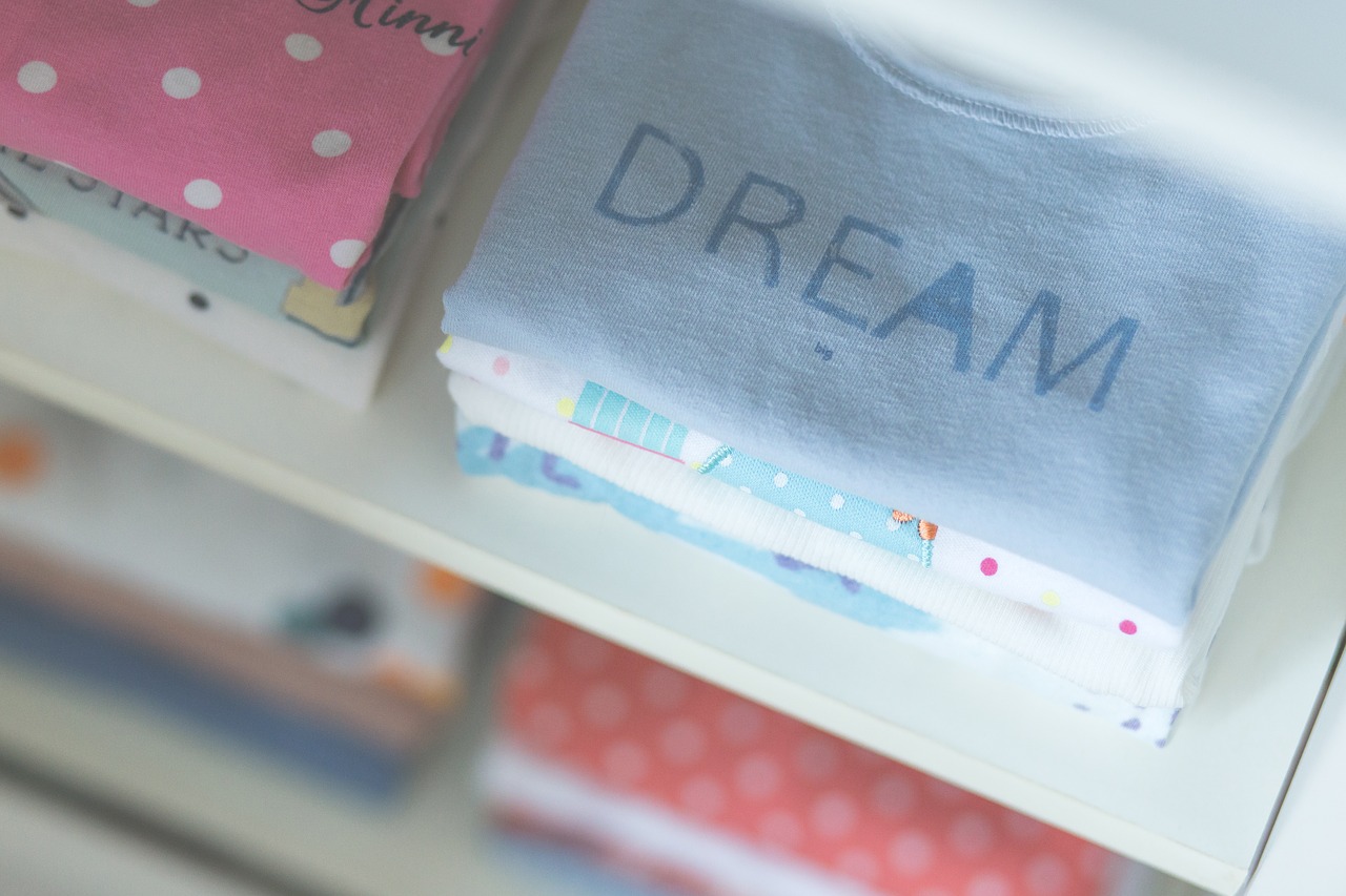 laissez l'enfant choisir ses vêtements